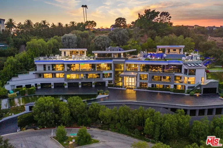 世界で最も大きな邸宅ランキングベスト8イスタナ・ヌルル・イマン、バッキンガム宮殿- 工事写真アプリ「ミライ工事」