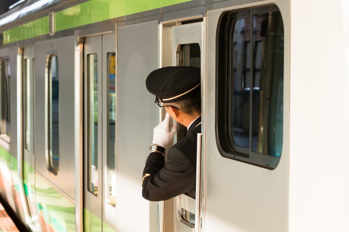 車掌と運転手の違いを徹底解説！それぞれの役割と仕事の違い