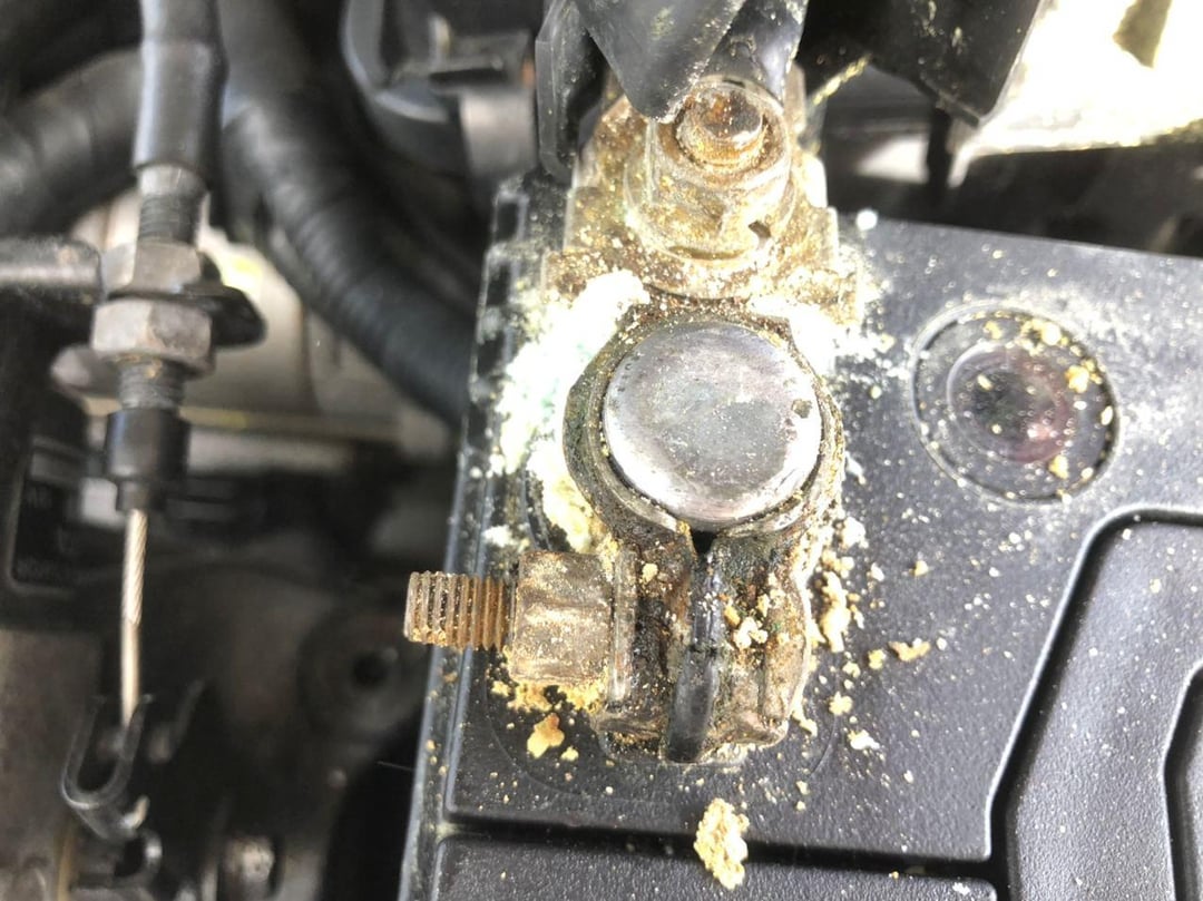 バッテリーに青白い粉が出てるんだけど有限会社エノキ商会