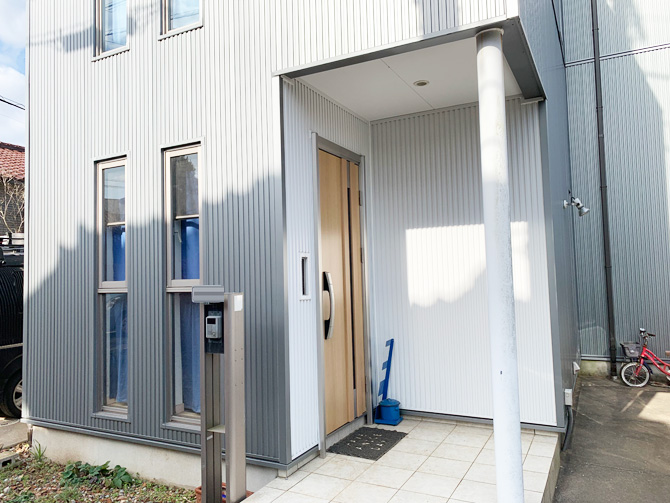 外壁 施工事例３選 Vol.2快適でモダンな住まい より外壁サイディング金属サイディングアイジー工業SPガルスパン品番:SPJ1-337 ――― 家を建てる前に考えたい 本当に良い家東京都文京区工務店参創ハウテック お問い合わせは、こちらまで。参創