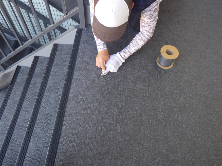 階段の長尺シート工事でマンション・アパートの修繕工事外壁塗装は低価格・高品質施工が可能な東京都足立区の丸巧へ