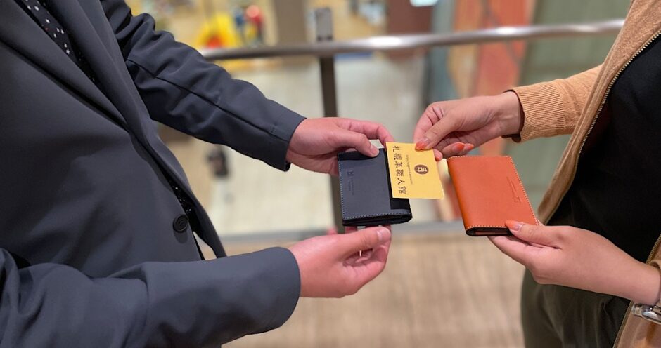 女性の新卒・新入社員用 名刺入れの選び方！人気の色やマナー、おすすめのブランドを紹介