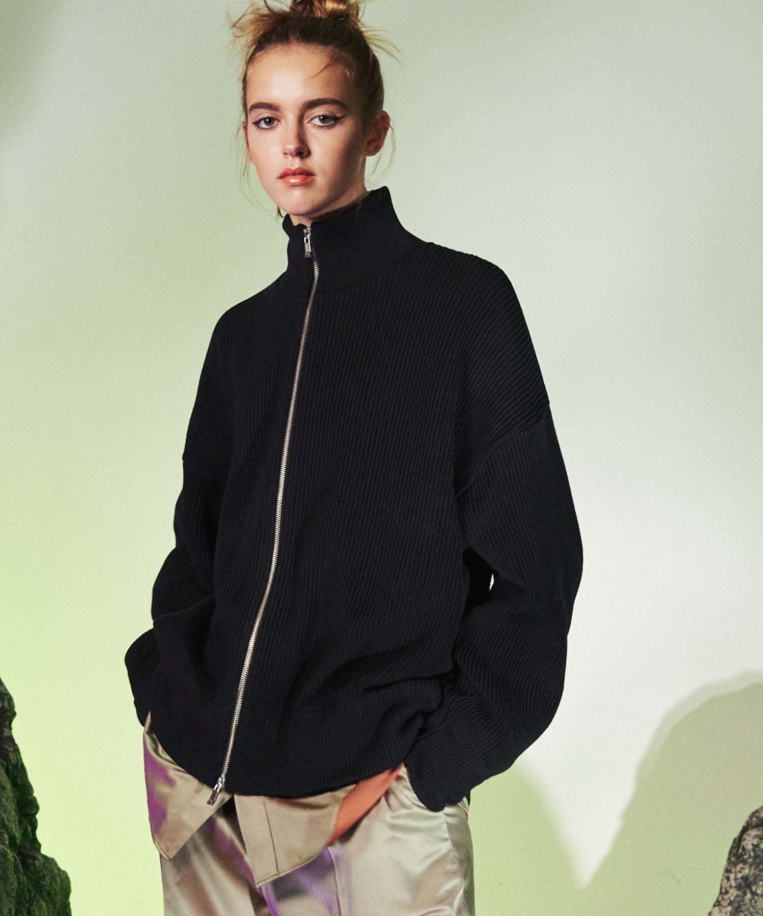 in the mood for driver's knit. ドライバーズニットが気分。カーディガンよりも男っぽくサマになるし、着脱も便利だし。中は差し色でジョンスメのグリーンニット。パンツはインコテックスのワンプリドレスラで。 海外で歴史ある洗練されたブランドでまとめると