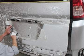 よく聞く「板金」って一体なに？ キズやへこみはどこまで修復できる？ パーツ交換のほうが良いケースとは？くるまのニュース