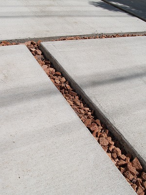 カーポートの目地に雑草が生えまくり！目地には定期的なメンテナンスが必要 - とりあえずやってみよう！の素人DIY