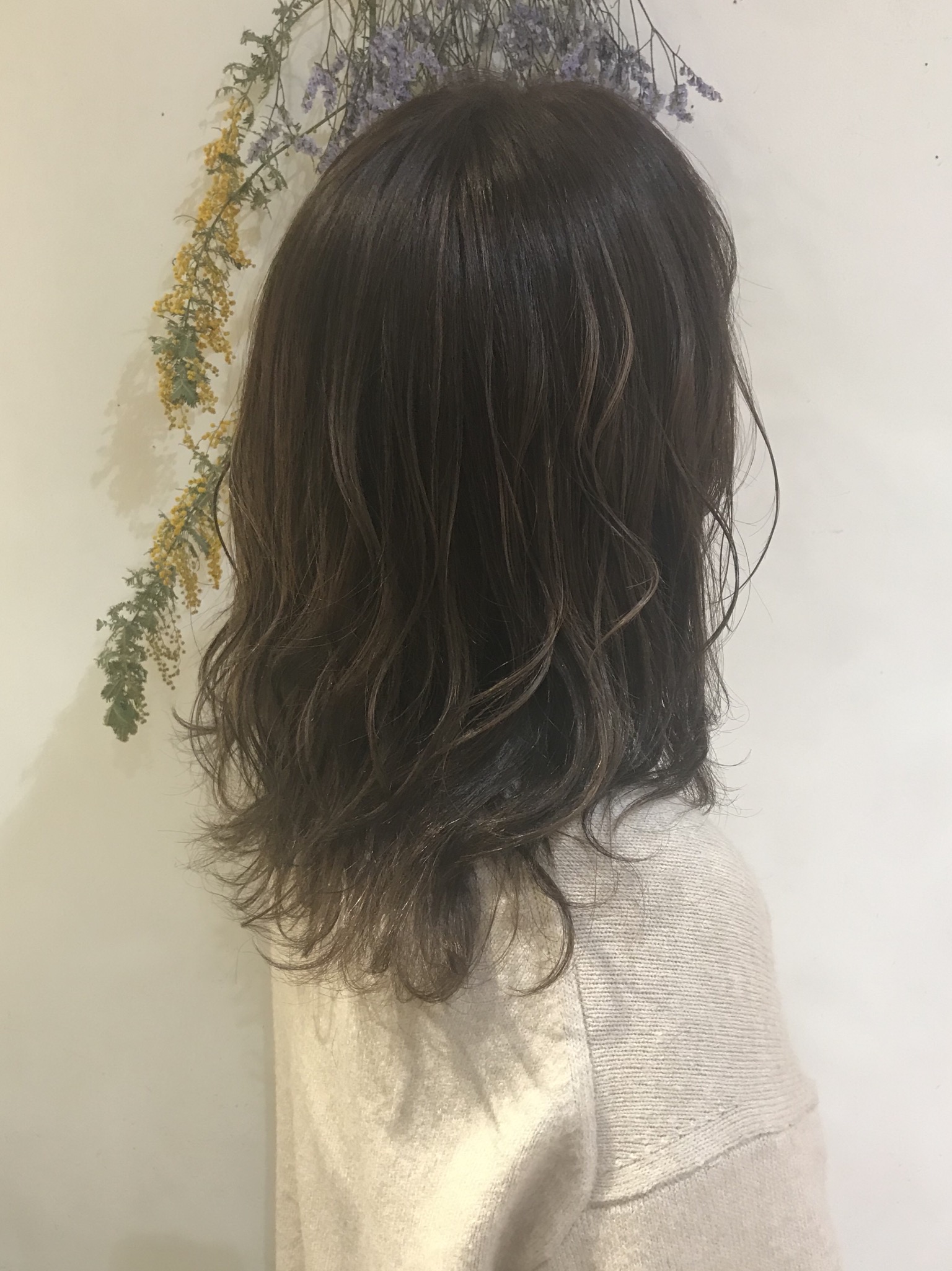 2025年秋 ビジネス・オフィス系で白髪ぼかしハイライトの髪型 ヘアカタログ・ヘアスタイルロング を探す - OZmallビューティ