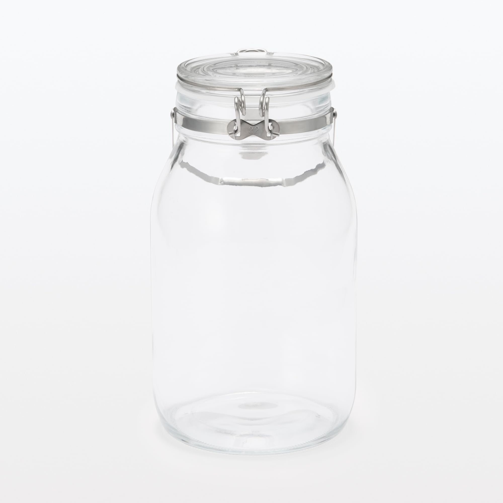 無印のソーダガラス密封ビンにビスケット。食べすぎ要注意。days & things