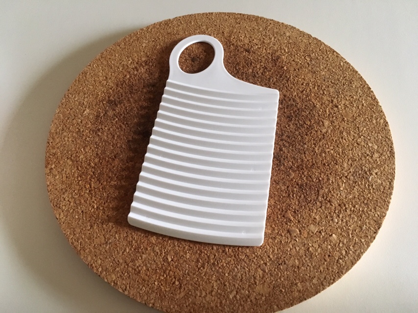 ダイソー 靴下や化粧ブラシも洗える⁉『ミニ洗濯板』の商品紹介