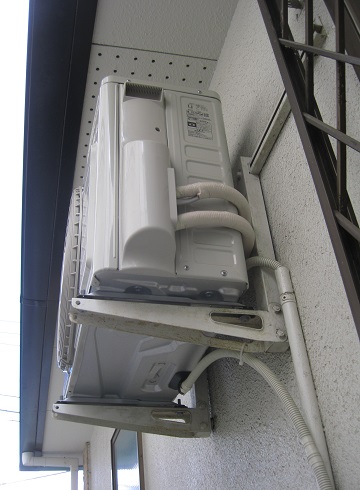 エアコン設置壁の剥離 補強修繕 神戸市トラブラン