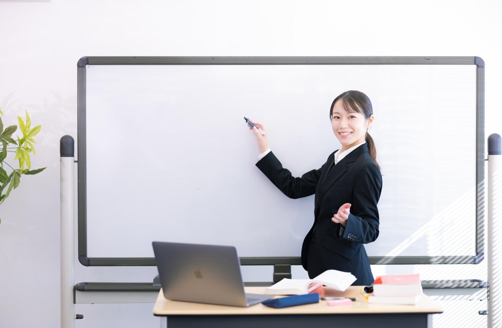 プレゼンをするサラリーマンのイラスト無料のフリー素材 イラストエイト