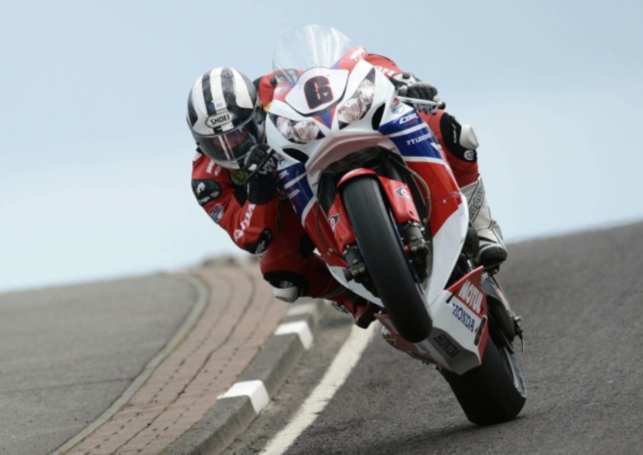 2023 マン島TT 現地速報！ 7日目 スーパーバイクTT決勝「最高峰クラスもマイケル・ダンロップ選手 CBR1000RR-R が制し、現役最多勝利数記録に並ぶ」モーサイ