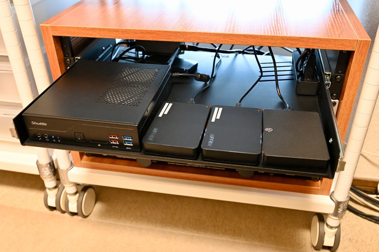 B!自宅サーバー 憧れのサーバーラックの設置。普通のスチールラックだけどね 自作サーバー化計画その8ネタンク