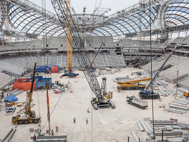 カタールのドーハ 2016年12月12日 カタールの首都上空の飛行中の飛行機からの都市のスカイラインの空中ビュー —ストック編集用写真©jovannig 621458796