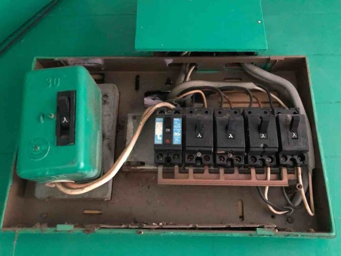 ブレーカが落ちる原因とは?安全な復旧方法と対策方法 - 太陽光・蓄電池・EV充電・V2hの導入ならタイナビスイッチ