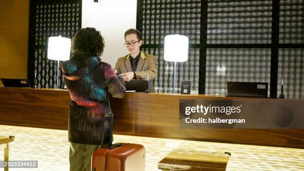 クラシックな高級ホテルのレセプションホールと装飾棚付きオフィスPremium写真