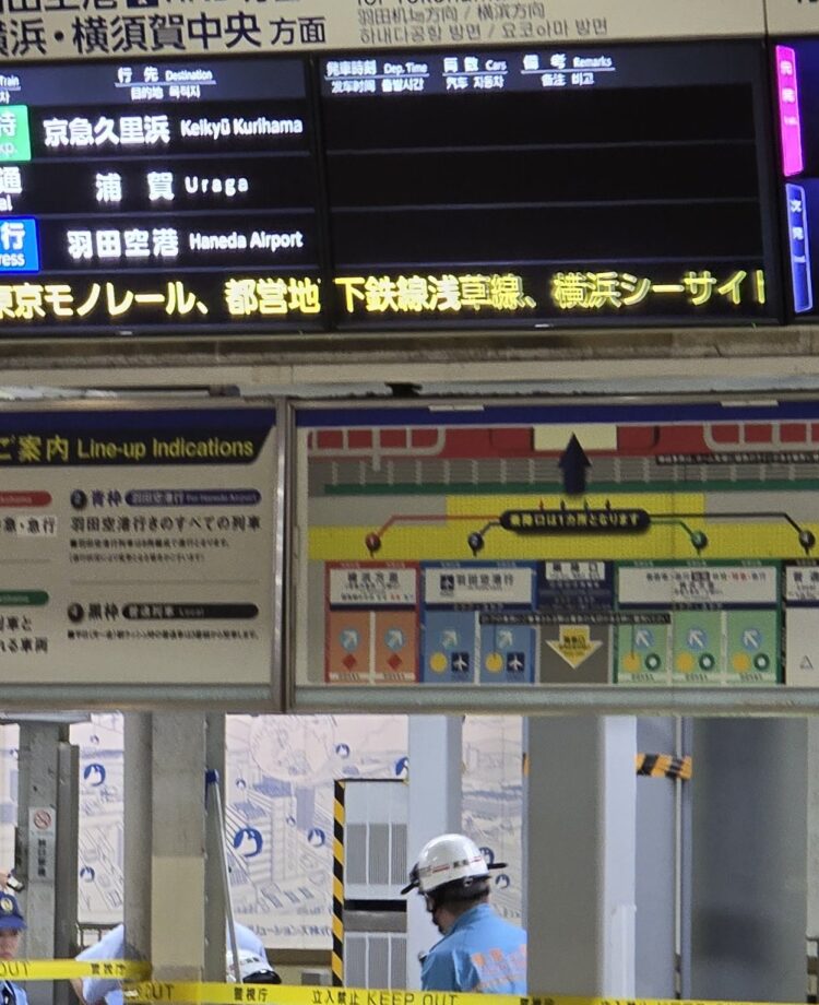 17日、運行開始前の新車両の写真を撮ろうと 京急品川駅 に集まった 鉄道ファン 。 カメラを構え安全柵に足をかけるなど線路に転落しかねない、鉄道ファンの危険な行為が撮影されました。動画を見た人からは「マナーは守ってほしい」などの声が上がっています。 日テレnewstiktokでニュース