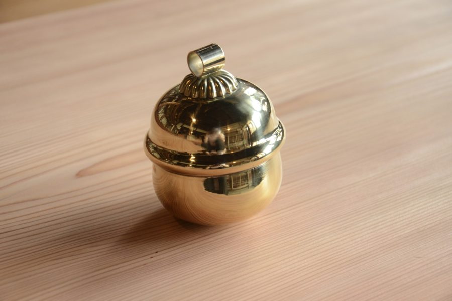 楽天市場国産・真鍮製 神社・稲荷用本坪鈴 4寸 横幅直径12,2cm 総高さ15cm鈴 すず スズ ベル BELL 神具 神社 Shrine 御宮お宮 おみや 御稲荷 お稲荷さん いなり 初午 はつうま お祭り 祭り 祭 まつり 宮神輿 大人神輿 飾り 装飾 祭礼用品 磨き 金色 国産 日本産 :