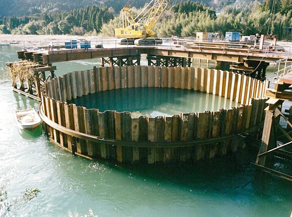 鋼矢板引抜仮締切内注水水位急上昇！ 早送り迫力画像