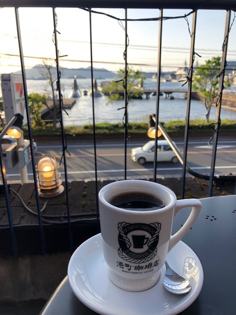 本物の潜水艦を眺めながら、海上自衛隊ゆかりのご当地グルメ『呉海自カレー』を堪能！ 港町珈琲店広島県呉市日本全国食べ歩き