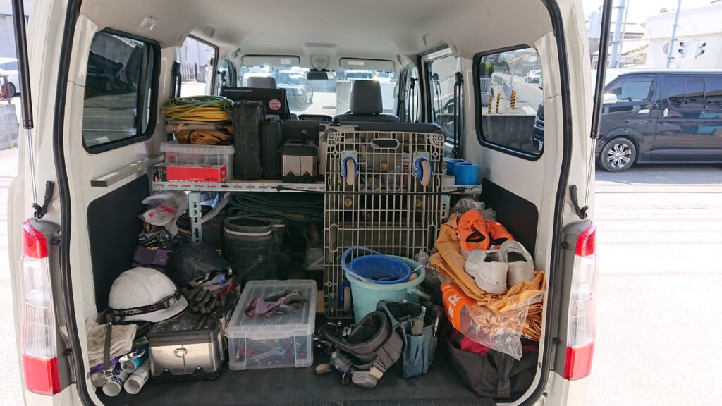 車の収納グッズおすすめ19選100均で買える？運転席と助手席の間などアイデアもランク王