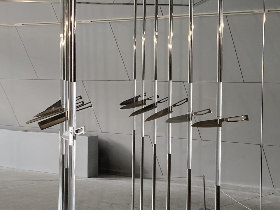 新進気鋭の3人、刀鍛冶工房で「火入れ式」 玉鋼、火花の一打 「人の縁」で製作拠点に 京丹後京都毎日新聞