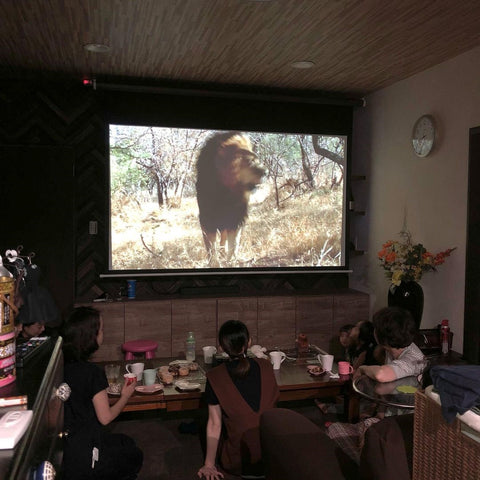 賃貸でもプロジェクターを楽しみたい！原状復帰できる設置方法、狭くてもOKのプロジェクターをご紹介 – JMGO ジェイエムゴー - JMGOプロジェクター日本公式