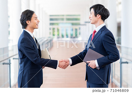 日本人ビジネスマン 10367007798 の写真・イラスト素材アマナイメージズ