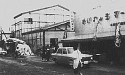 ざくざっかー na platformě X: „ケータイに入ってるお店の外観シリーズその２ コープさっぽろ星置店。新ロゴ に置き換えられる店舗が多い中、ここは旧マークと“せいきょう”が残るレア店舗。子供の頃、コープさっぽろの組合員に憧れました。今は最寄りのスーパーが生協