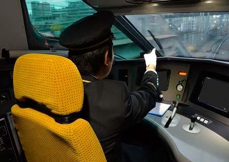 憧れの職業：子供がクレヨンで描いたような新幹線や電車の運転士の絵と人物、時計・時刻確認ボードのセットのイラスト素材75401649- PIXTA