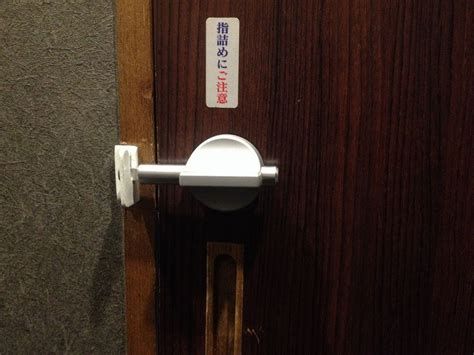 トイレの鍵が勝手に閉まるためレバーごと交換箕面市坊島