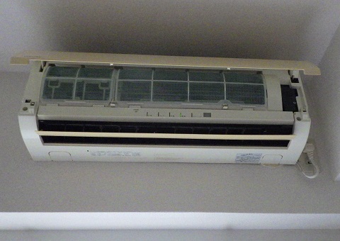 03エアコン 03エアコン 補強用に材木を取り付けた後、エアコン 室内機 を取り付けました。 - メルテスひらの