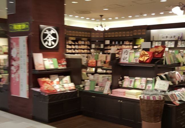 三國屋善五郎 函館店 byおたふく堂』のご案内 三國屋善五郎 当店では10年以上お取り扱いしておりフルーツ緑茶や麦茶、紅茶などのフレーバーティーを販売しておりました。 この度、株式会社三国屋様 ご協力のもと美味しいお菓子と美味しいお茶のお店をコンセプトに