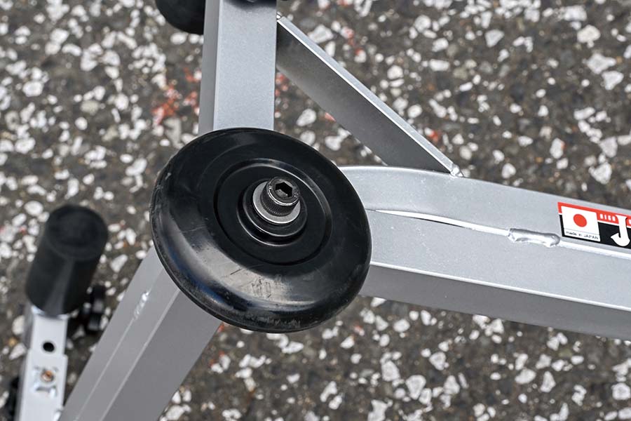 安全便利なスタンド 軽い力で上げ下ろしでき前後左右に移動できる人気のガレージREVO│WEBヤングマシン新車バイクニュース