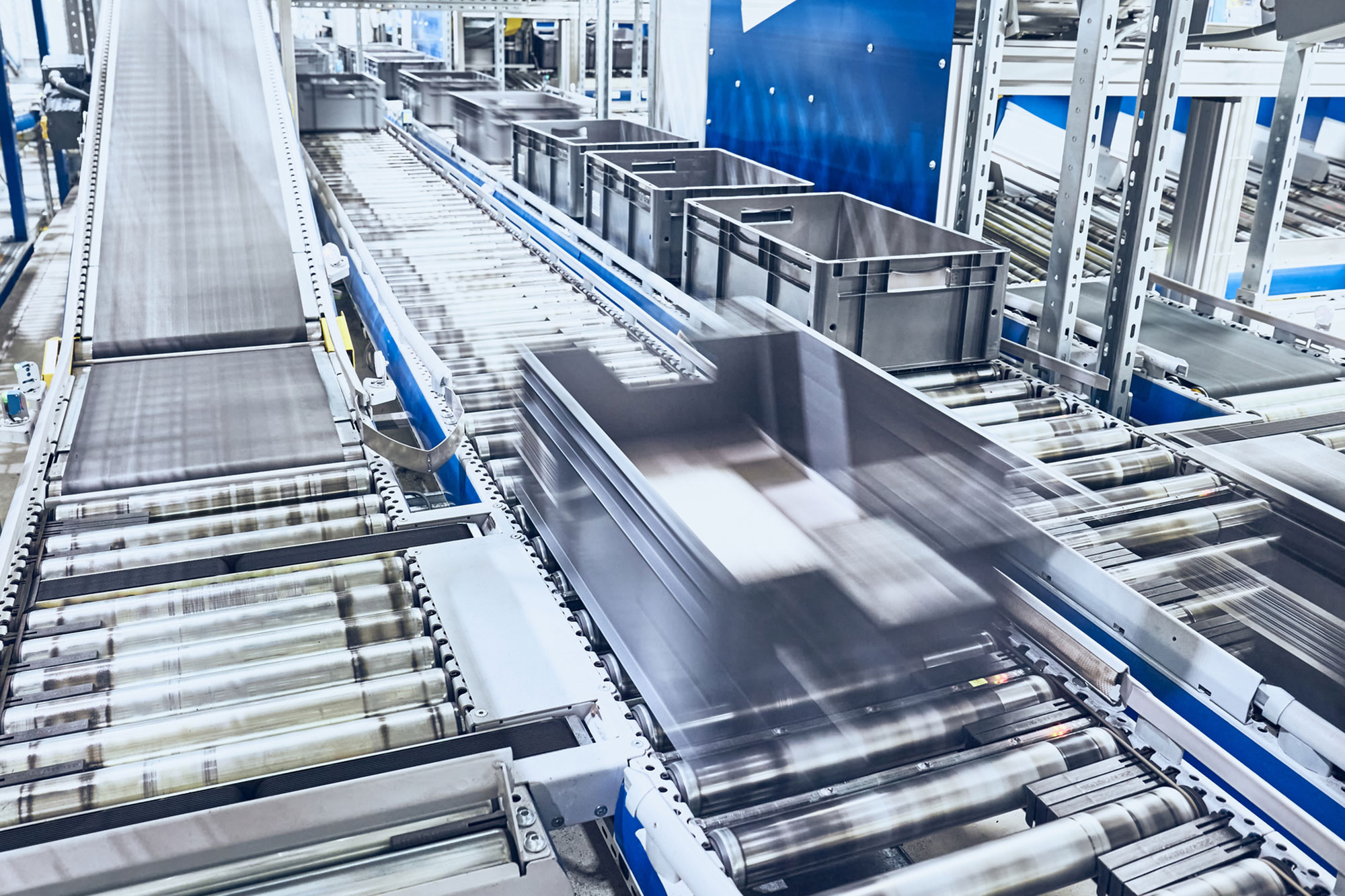 セメント工場のベルトコンベアー 10131037705 の写真・イラスト素材アマナイメージズ