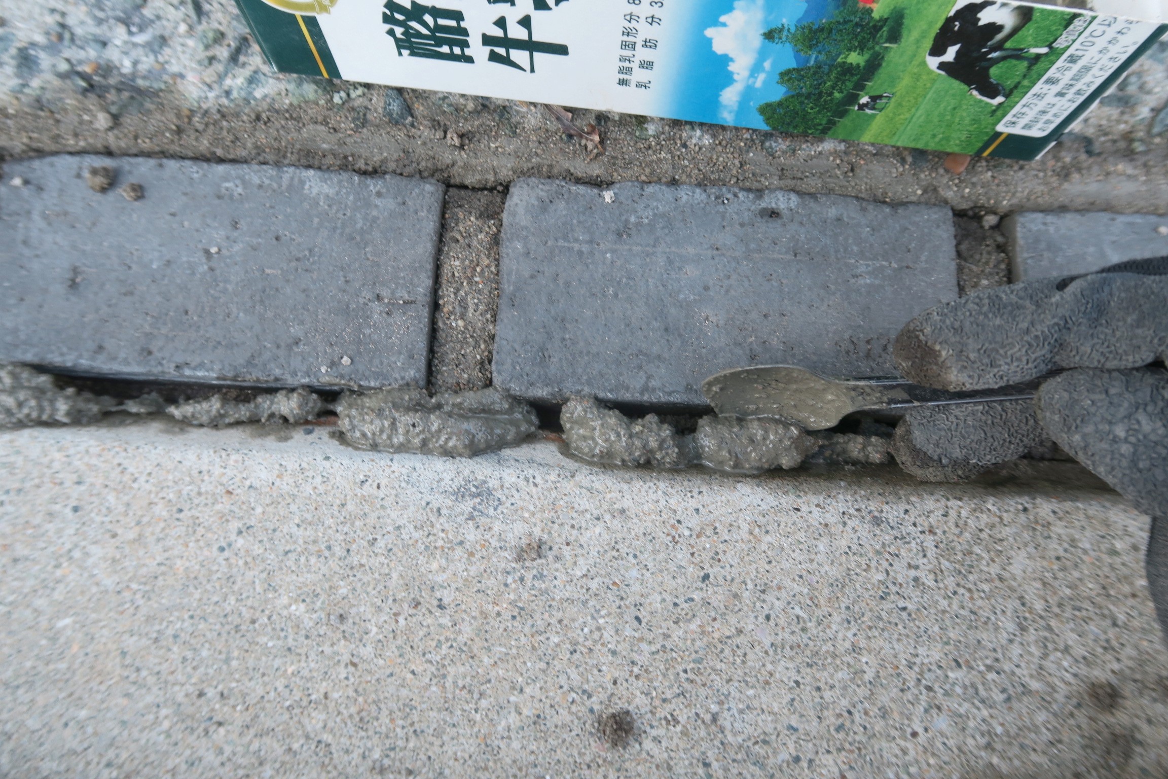 不要な駐車場コンクリート目地。おしゃれにデザインして埋めた施工事例 - 株式会社メイク・プラスター三重県鈴鹿のスタンプコンクリート職人