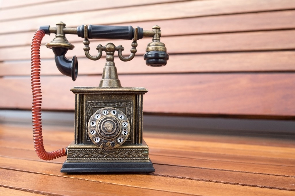 ドイツ初の電話を使った通信は、グラハム・ベルの特許申請より15年も前のこと。物理教師のフィリップ・ライスという青年が、教え子たちのために手作りした機械で行った通話でした。記念すべき初めてのメッセージは「馬がキュウリのサラダを食べない」だったそうです