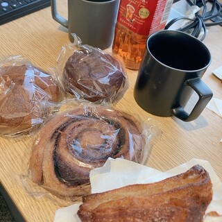 砂糖に頼らない甘さ。福津市「ベッカライ アロ」のシナモンロールフクリパ