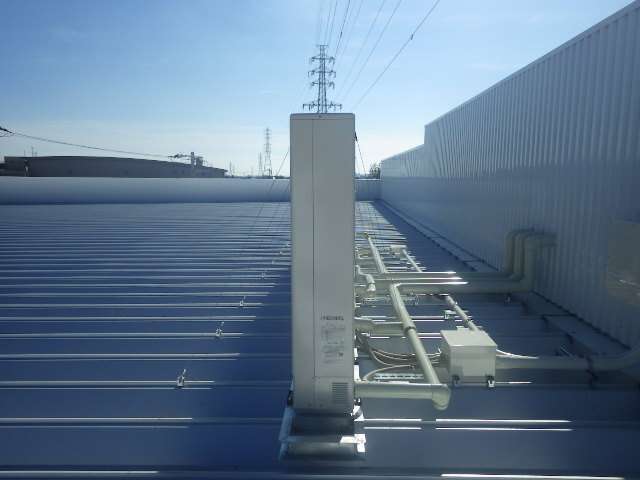 岐阜でエアコン工事 室外機屋根 二段置き クロス張替え エアコン室外機固定