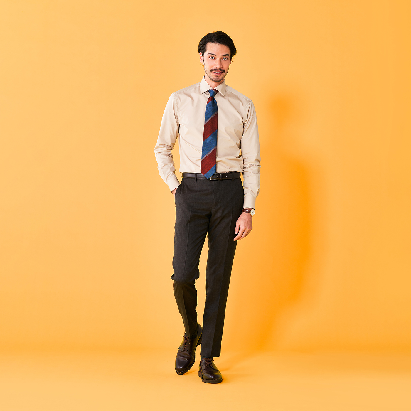 65,995 スーツ 男性 正面 Stock Photos, High-Res Pictures, and Images - Getty Imagesビジネスマン, サラリーマン 正面, ネクタイ