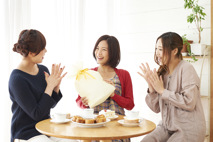 内祝いの渡し方！紙袋の使い方や職場で渡すときの言葉の文例をご紹介！内祝い・お返しギフトならPIARY ピアリー