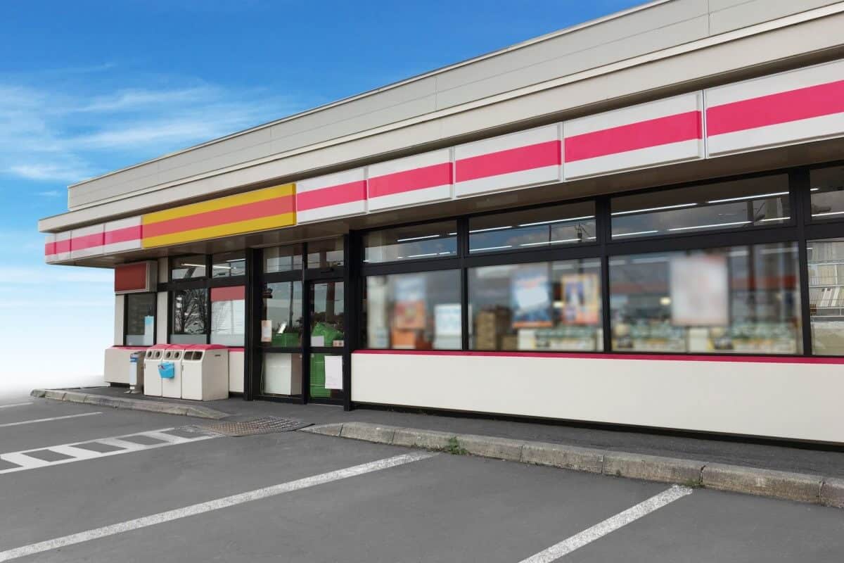 コンビニの内装をデザインする際のポイント！施工事例や工事費用も紹介！ – 店舗デザイン・店舗設計から内装工事までワンストップで対応IDEAL