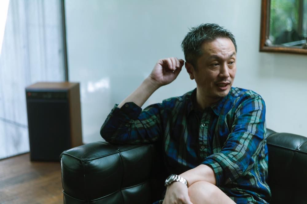 最新号『真似したくなる家づくり』発売中！ 表紙は元旦にSOPH.での「最後の戦術。」を発表した清永浩文 さんのリビング。CasaBRUTUSの椅子特集やBANKSY特集で見たことがあるような気もするけど、どこか微妙に違う？ そう、こちらはあの都心のレジデンスを葉山の週末