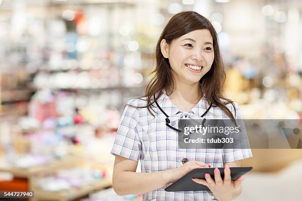 ボードを持つデパートの店員たち 上半身 のイラスト素材71863317- PIXTA