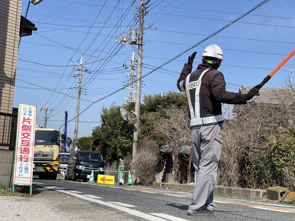 工事現場の交通誘導員による「合図」の意味を解説！自動車情報・ニュース WEB CARTOP