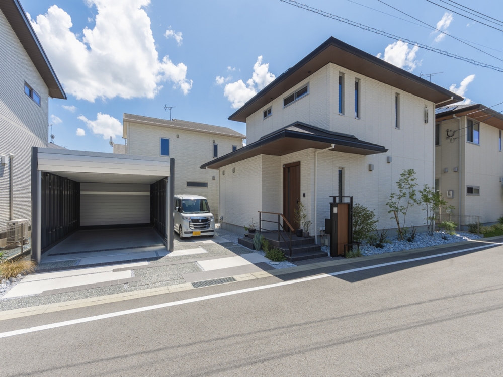 カーポートの梁延長で快適な空間に。シンプルにまとめるモノトーン外構 T様邸大阪 和歌山エクステリア・外構工事ならハンワホームズ