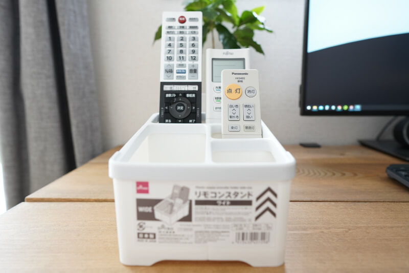 100均「レガリア リモコンスタンド」の商品情報とサイズ・収納例。ダイソーで販売 4560219033702