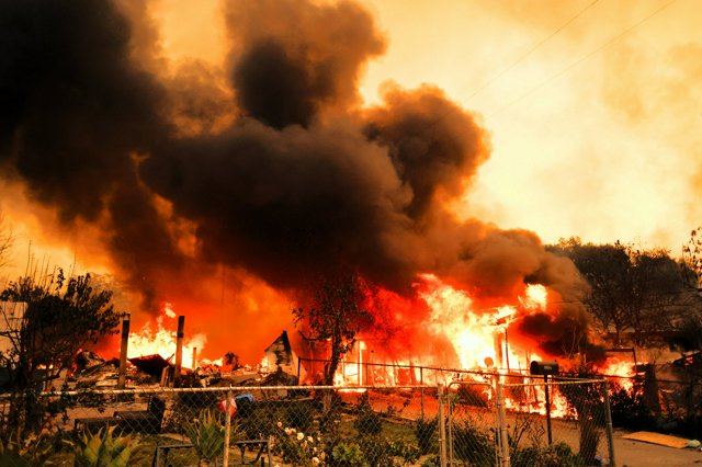 米ロサンゼルスで新たな山火事が拡大、強風予報に当局が警戒 消火活動続く - BBCニュース