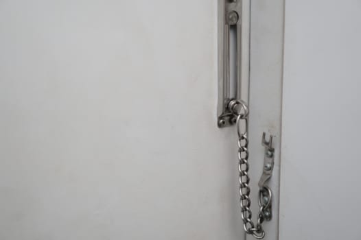 防犯対策 ドアガードを外側から開けられないようにする簡単な方法 - YouTube