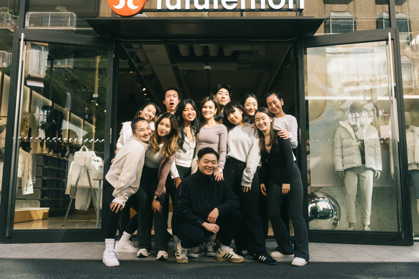 ルルレモンを卒業しました🍋🤍 1年と7ヶ月、辛いこともいっぱいあったけど、それ以上のたくさんの素敵な出会いに恵まれて幸せでした🫶🏻 thankyou @lululemonjp roppongi 💐