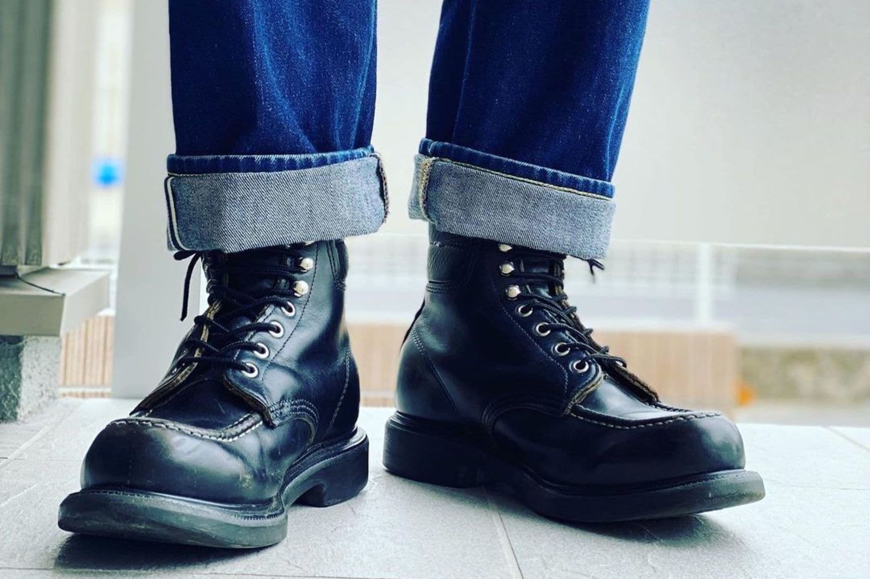 Redwing No.3340 ブラックスミス🇺🇸 早速洗車に新ブラックスミスを登板！いろんなエイジング論がありますが、登山と洗車が1番エイジングが進む気がする想靴redwingmyonlyredwingsredwingbootsredwingheritageredwing3340redwingblacksmithbootslover